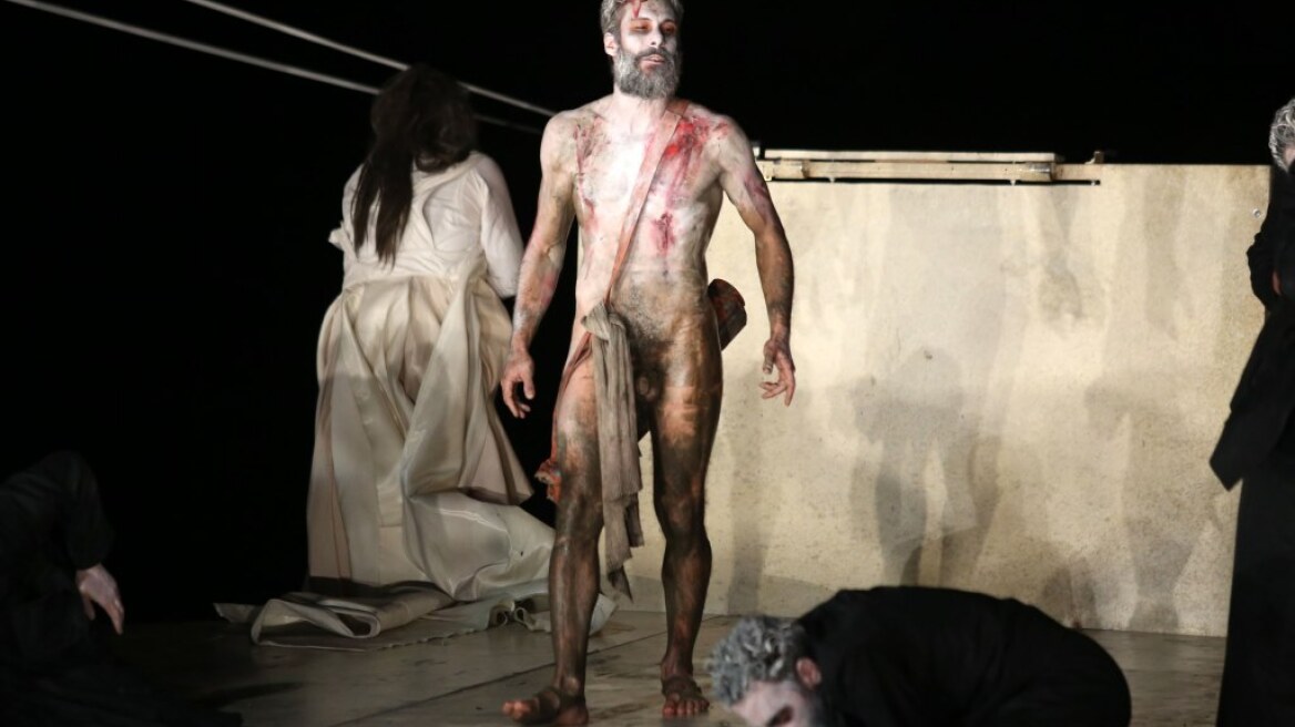 Γιώργος Κολοβός: Γυμνός πάνω στη σκήνη...