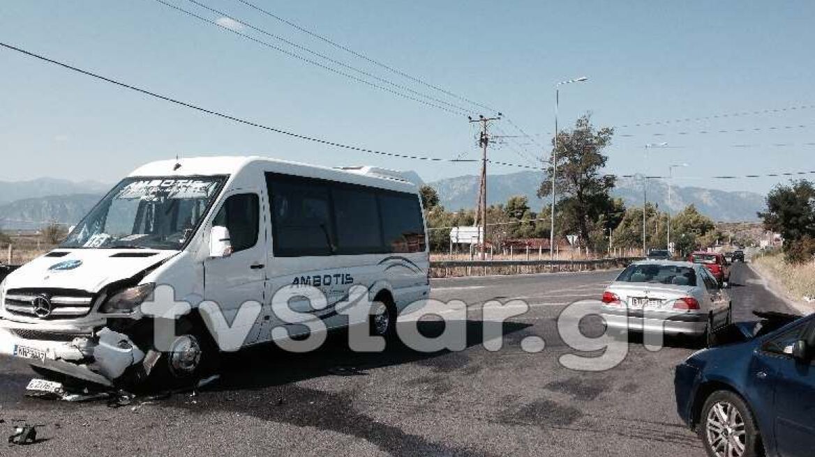 Λαμία: Σφοδρή σύγκρουση βαν με ΙΧ αυτοκίνητο
