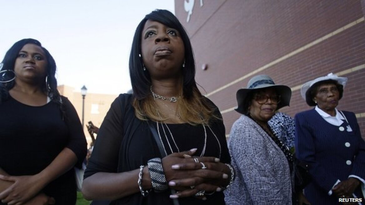 Χιλιάδες άνθρωποι στην κηδεία του 18χρονου Μάικλ Μπράουν