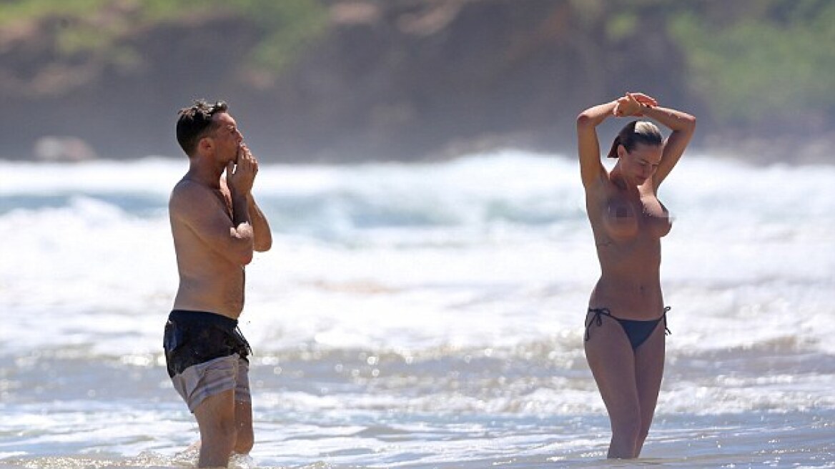 Lara Bingle: Τόπλες στη Χαβάη 