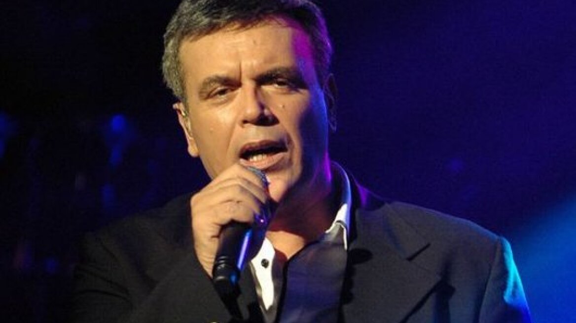 Κάηκε το αυτοκίνητο του Μανώλη Λιδάκη, τραυματίστηκε για να σώσει τον σκύλο του