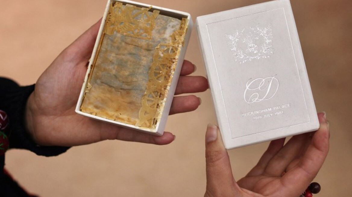 Πλήρωσε 1.375 δολάρια για ένα κομμάτι από τη γαμήλια τούρτα της Νταϊάνα