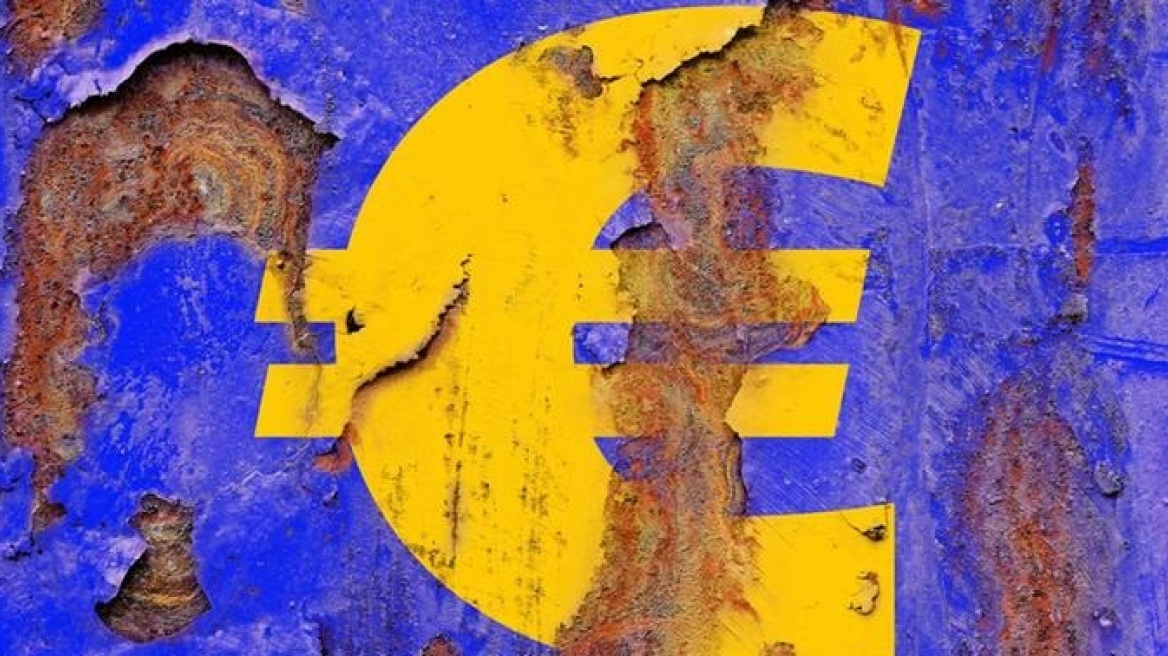 Handelsblatt: Οι αγορές γυρίζουν την πλάτη στο ευρώ