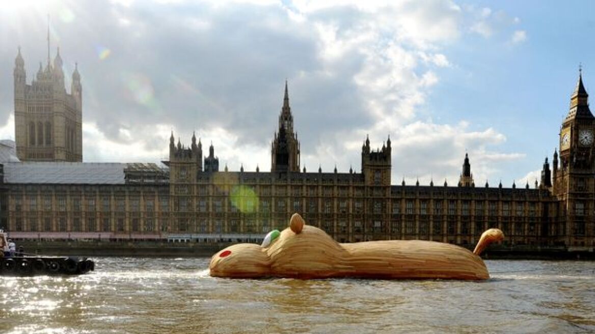 Δείτε ιπποπόταμο-γίγαντα να «κόβει» βόλτες στον Τάμεση 