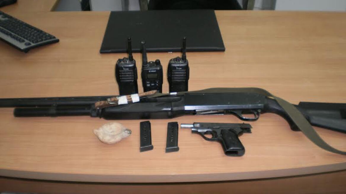 Κρήτη: Βρήκαν ολόκληρο οπλοστάσιο και αρχαίο αγγείο στο σπίτι 45χρονου 