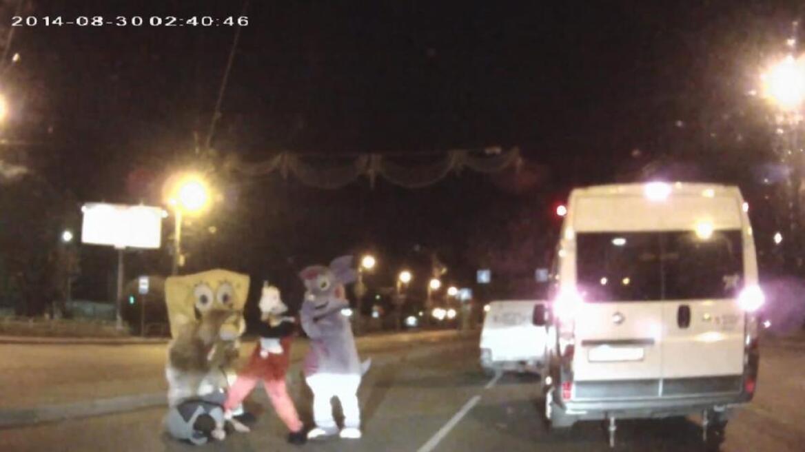 Βίντεο: Ο Μίκι, ο Μπομπ Σφουγγαράκης, ο Σκρατ κι ένα ρωσικό αρκουδάκι έδειραν οδηγό! 