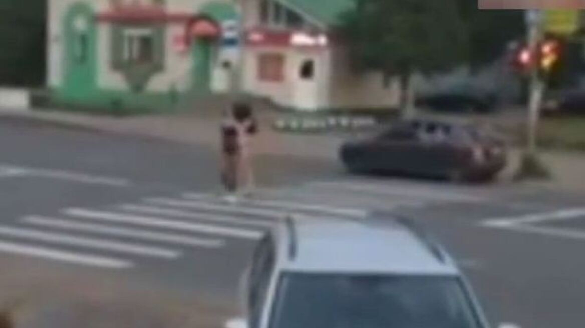 Βίντεο: Τράκαρε επειδή χάζευε τα «κουνελάκια»