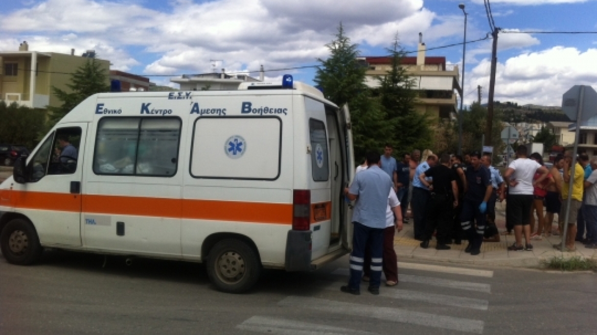 Τους άφησε τραυματισμένους στην άσφαλτο και εξαφανίστηκε