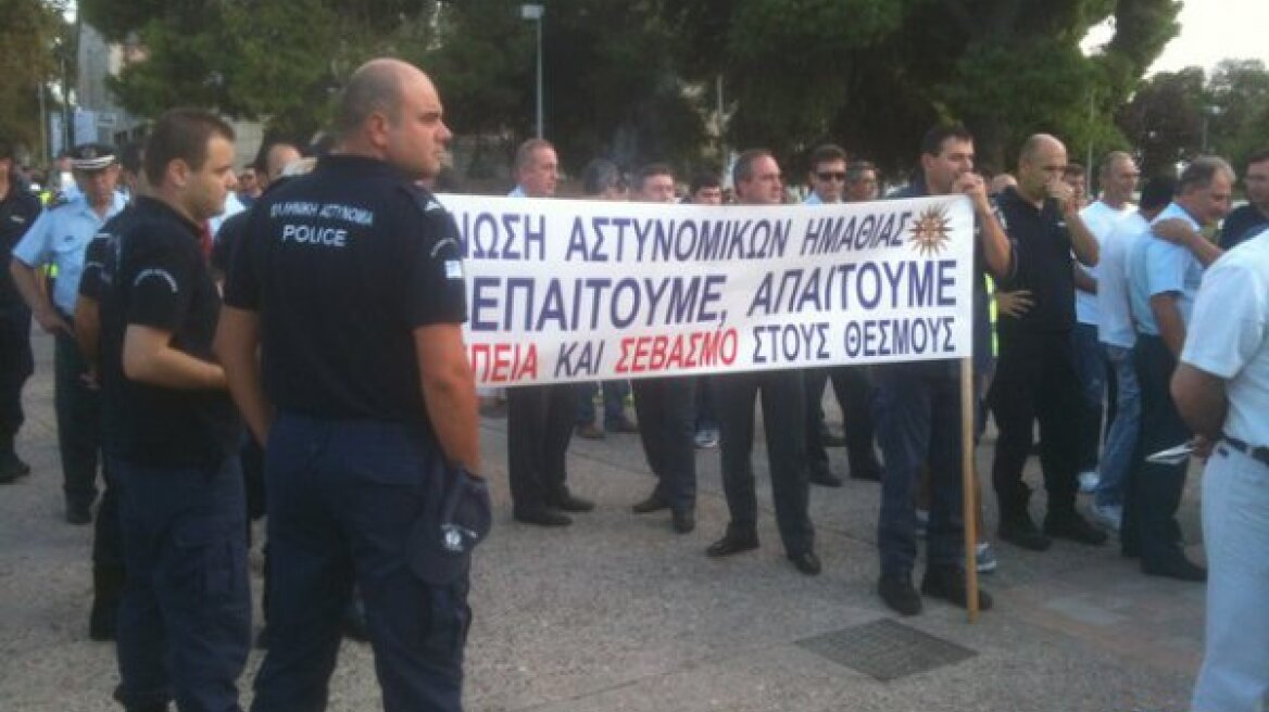 Θεσσαλονίκη: Παρουσία Μπουτάρη η συγκέντρωση διαμαρτυρίας ενστόλων στο Λευκό Πύργο