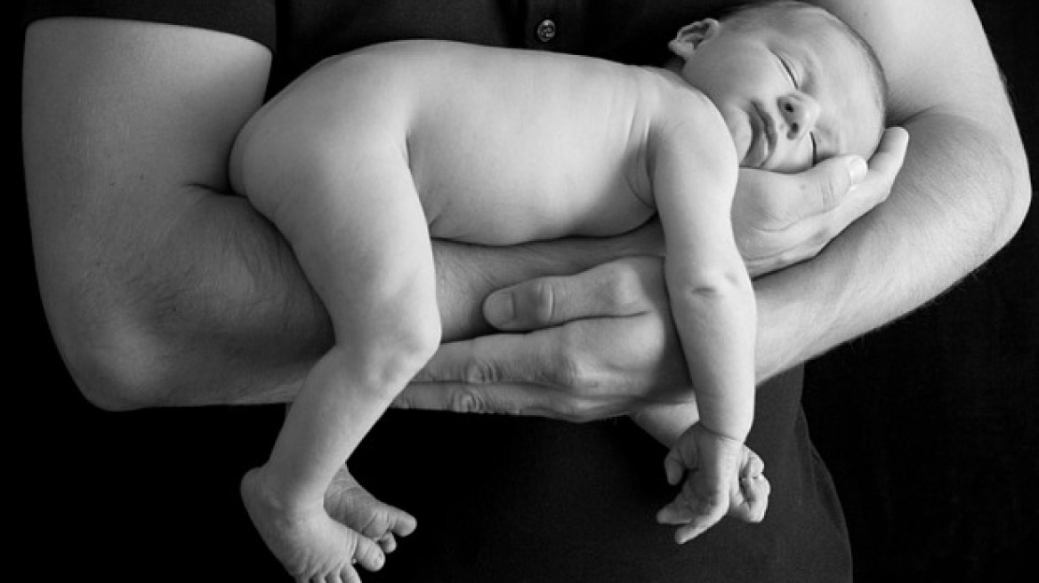 Μωρό τα... αμολάει ενώ κοιμάται στο χέρι του μπαμπά του 