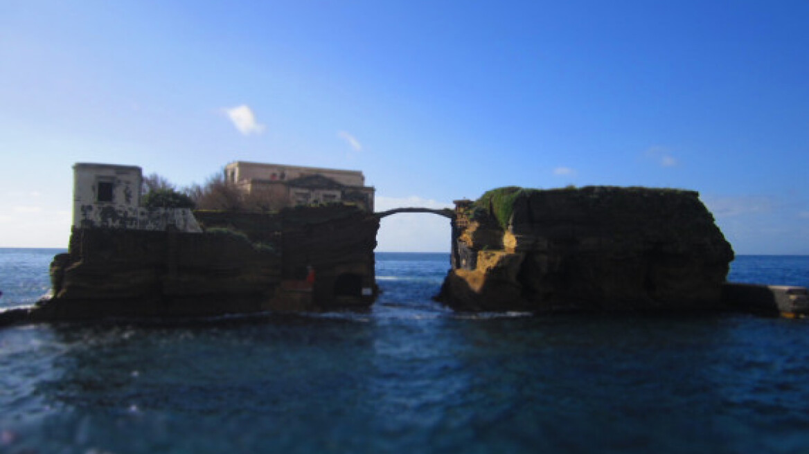 Δείτε το πανέμορφο ιταλικό νησάκι που είναι...«καταραμένο»