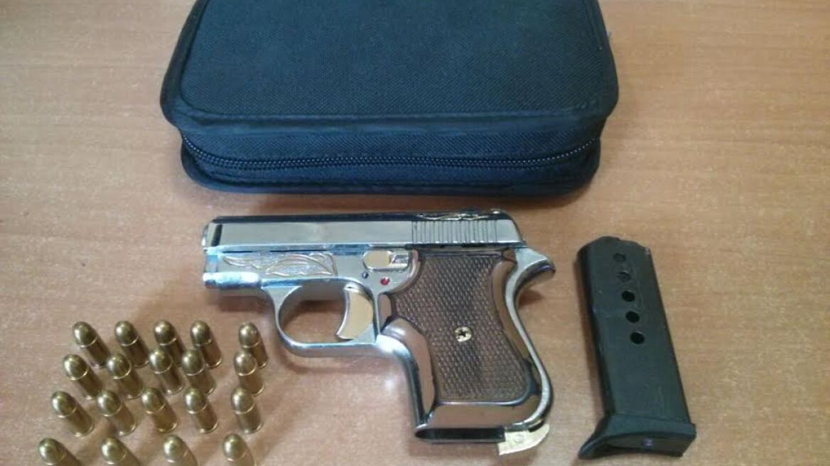 Σχηματάρι: Ο φοροφυγάς οπλοφορούσε παράνομα