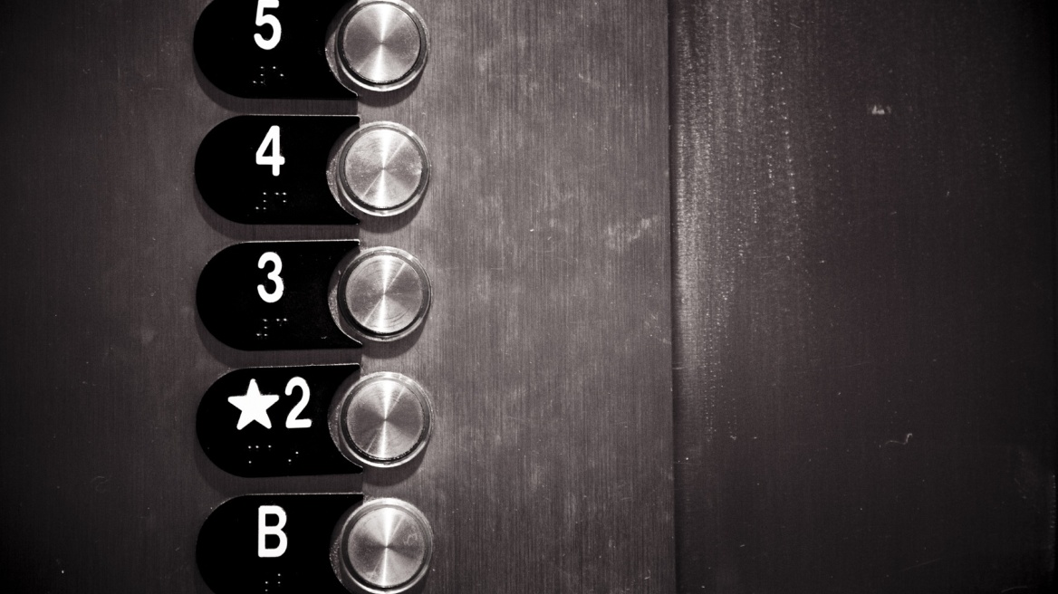 Πάτρα: «Σείστηκε» το ασανσέρ από τις ερωτικές περιπτύξεις 83χρονου με 20χρονη!  