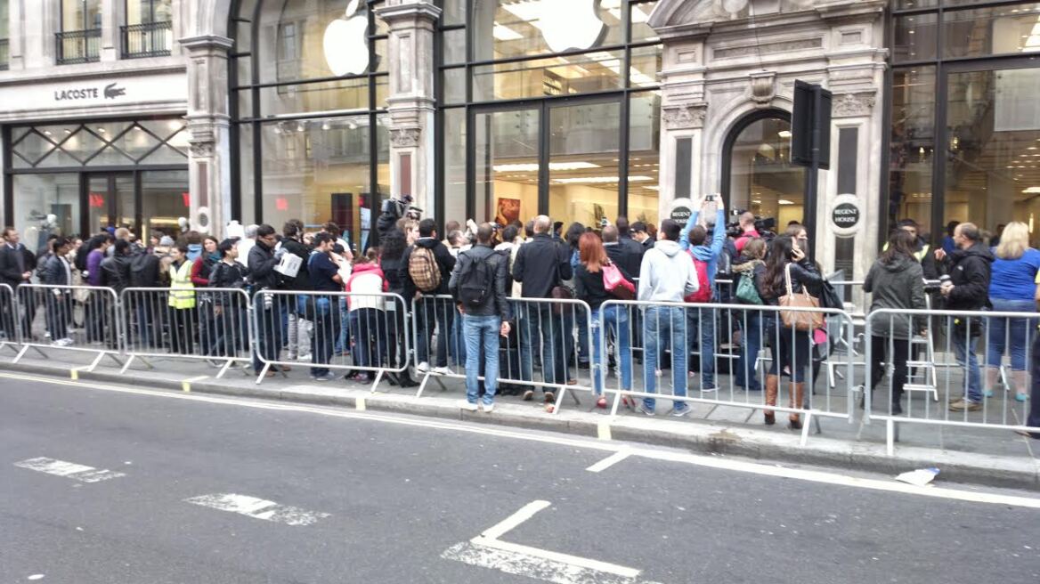 Σε ψηφιακές ουρές όσοι θέλουν να πάρουν πρώτοι το νέο iPhone