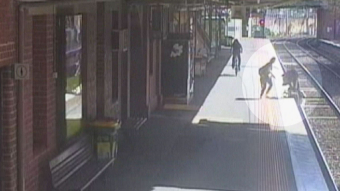 Απίστευτο βίντεο: Καρότσι με μωρό πέφτει σε ράγες τρένου!