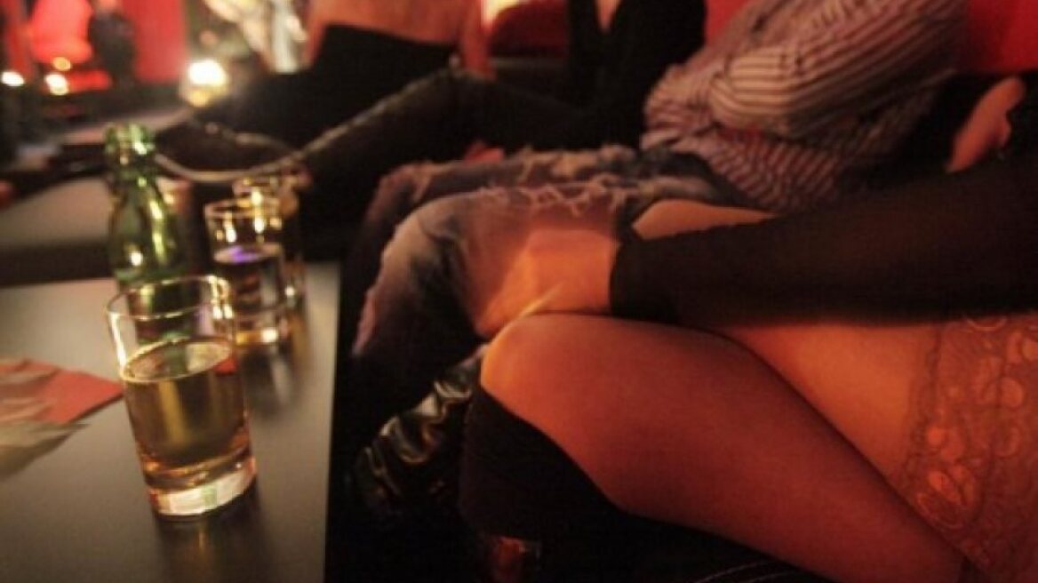 Σαντορίνη: Εξέδιδε τις σερβιτόρες σε ειδικό χώρο του μπαρ 