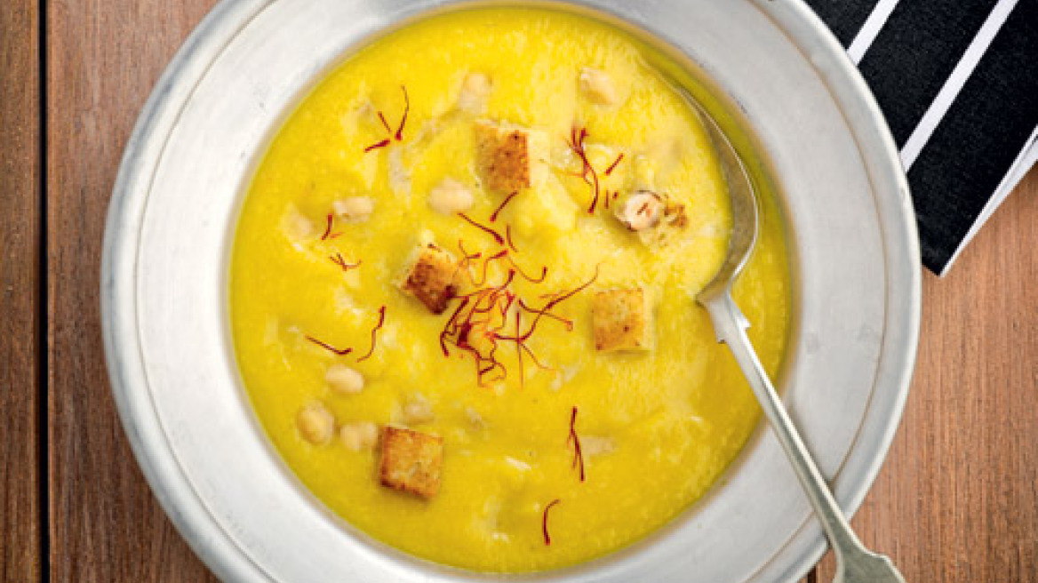 Χορτόσουπα με κυδώνι, ρεβίθια και κρόκο Κοζάνης