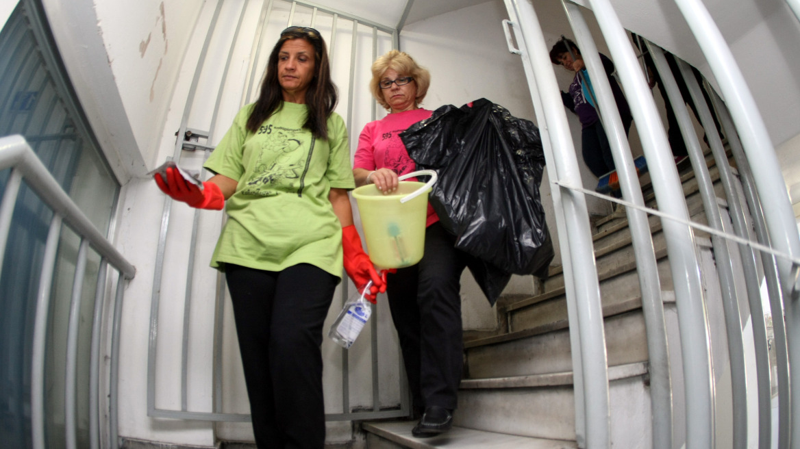 Οι απολυμένες καθαρίστριες του ΥΠΟΙΚ καθάρισαν τη ΔΟΥ Γαλατσίου 