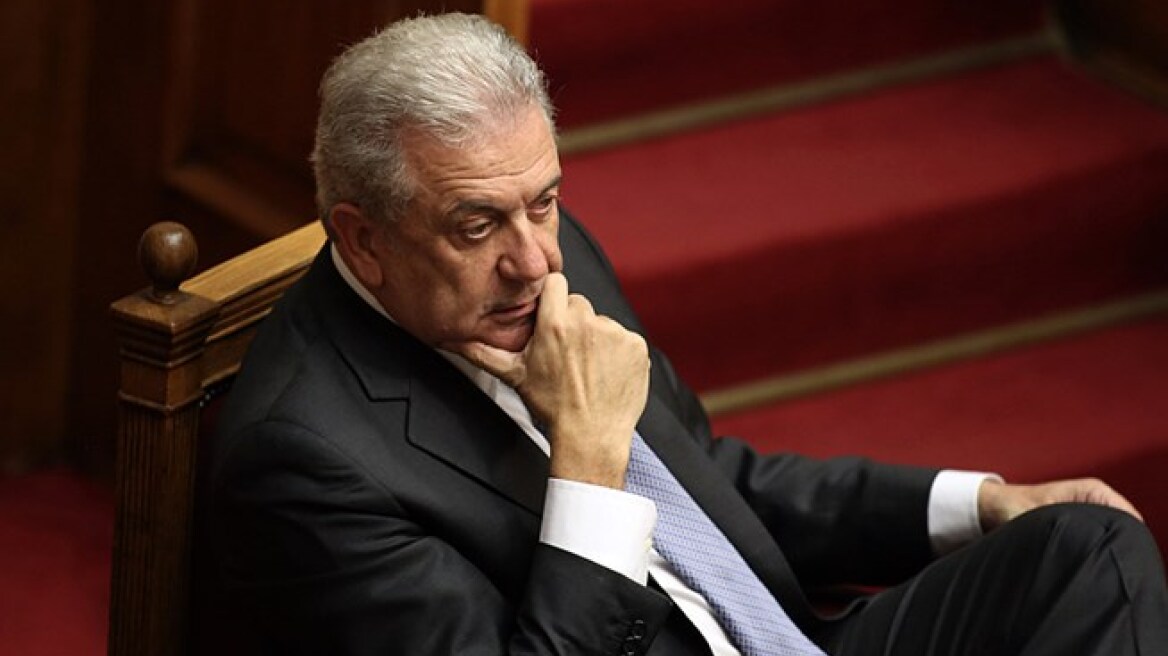 Αριστερή ευρωβουλευτής ζητά να αφαιρεθεί το χαρτοφυλάκιο της Μετανάστευσης από τον Αβραμόπουλο