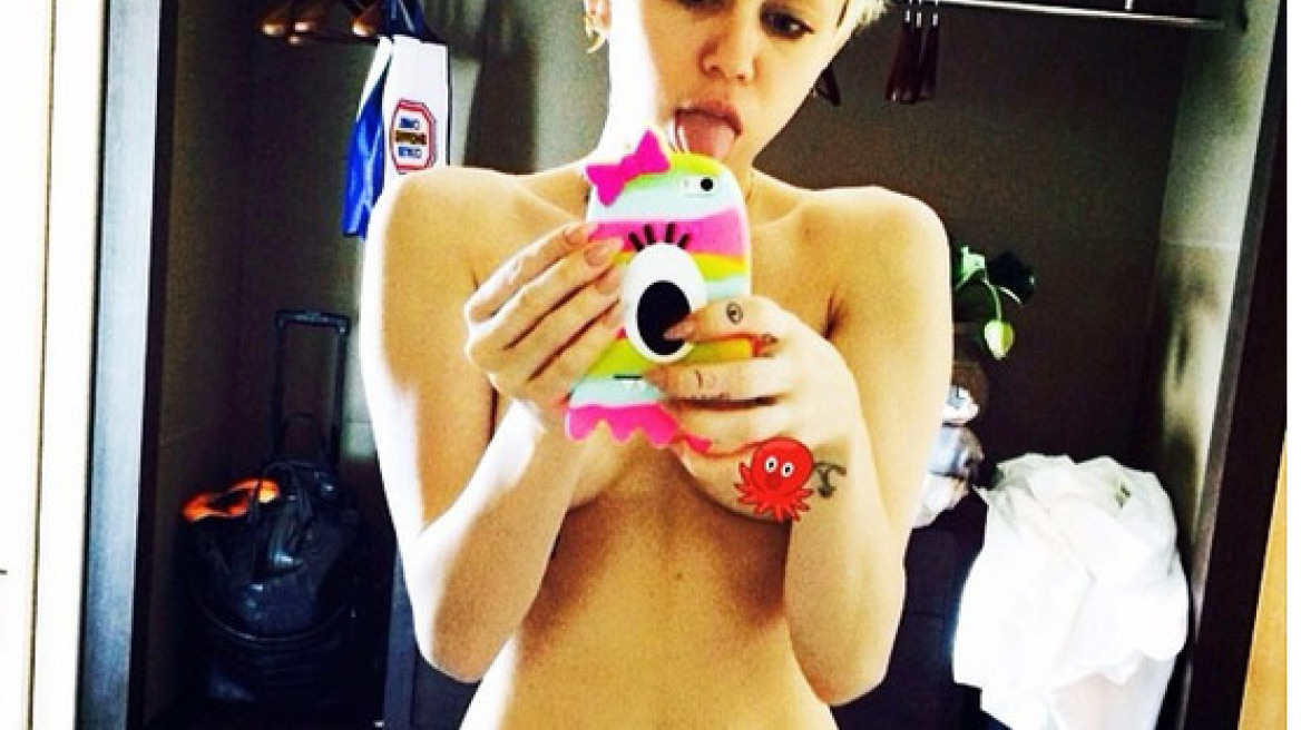 Miley Cyrus: Τόπλες στη ντουζιέρα!