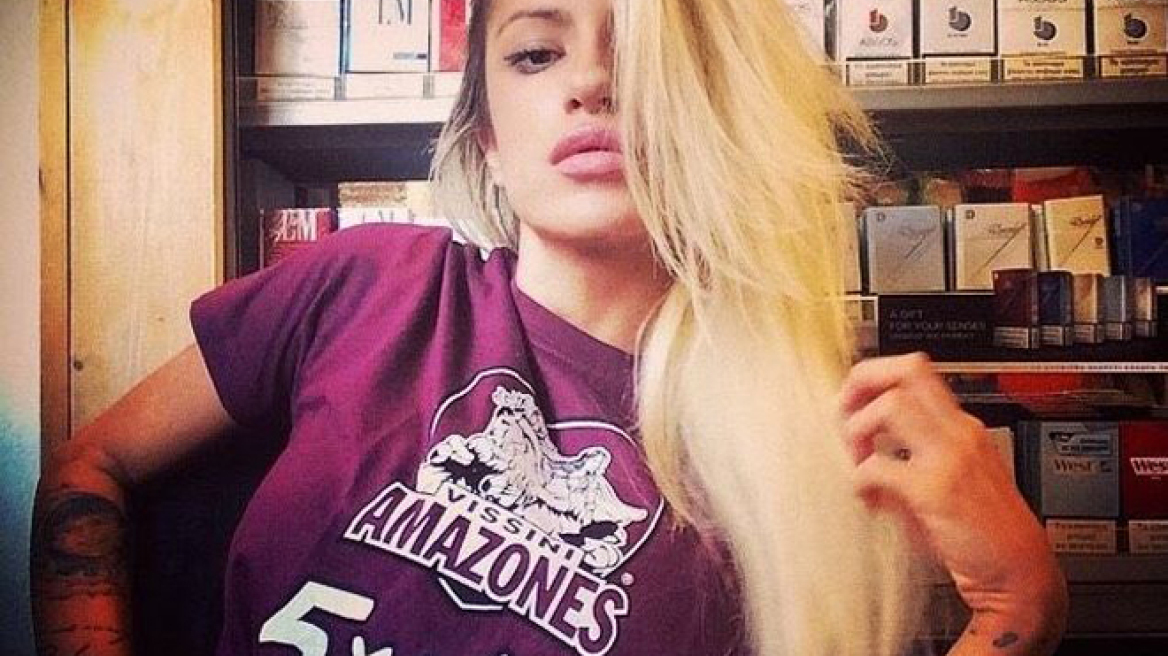 Η πιο «καυτή» περιπτερού στην Ελλάδα είναι η κόρη του Μητσιμπόνα!