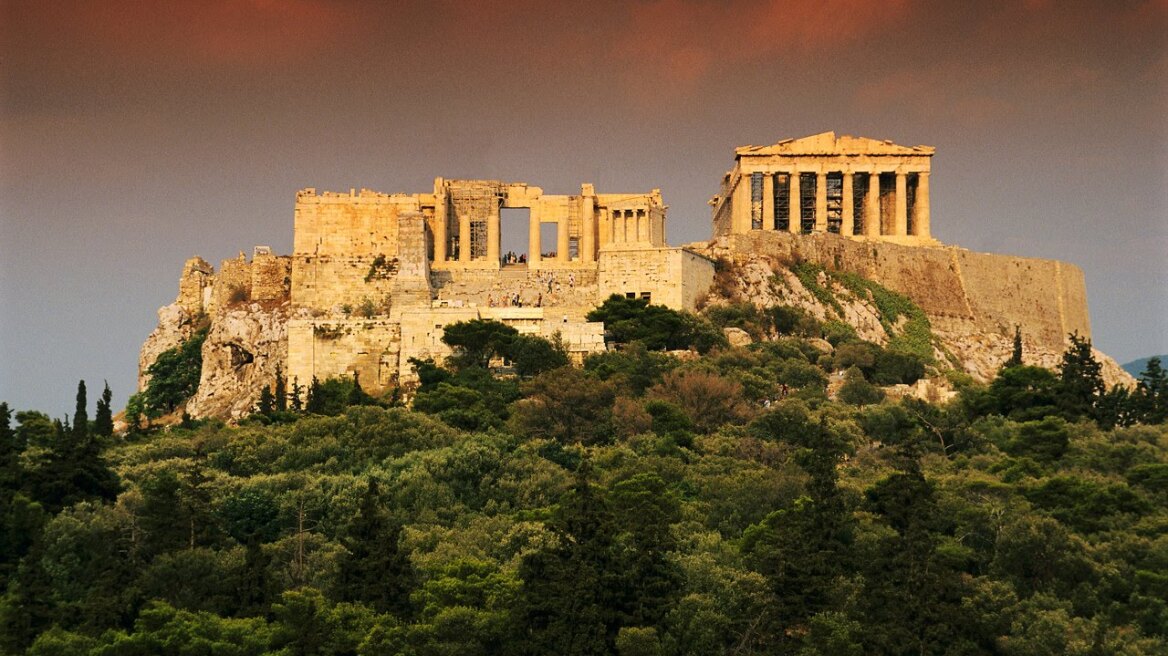 Μενδώνη: Δεν καταρρέει η Ακρόπολη