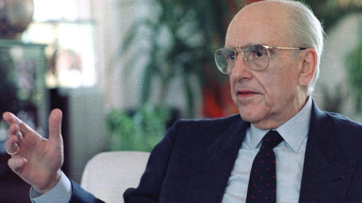 Όταν ο Ανδρέας Παπανδρέου κατήγγειλε τον «υπερτροφικό δημόσιο τομέα» και προέβλεπε ότι οι νέοι θα μεταναστεύουν