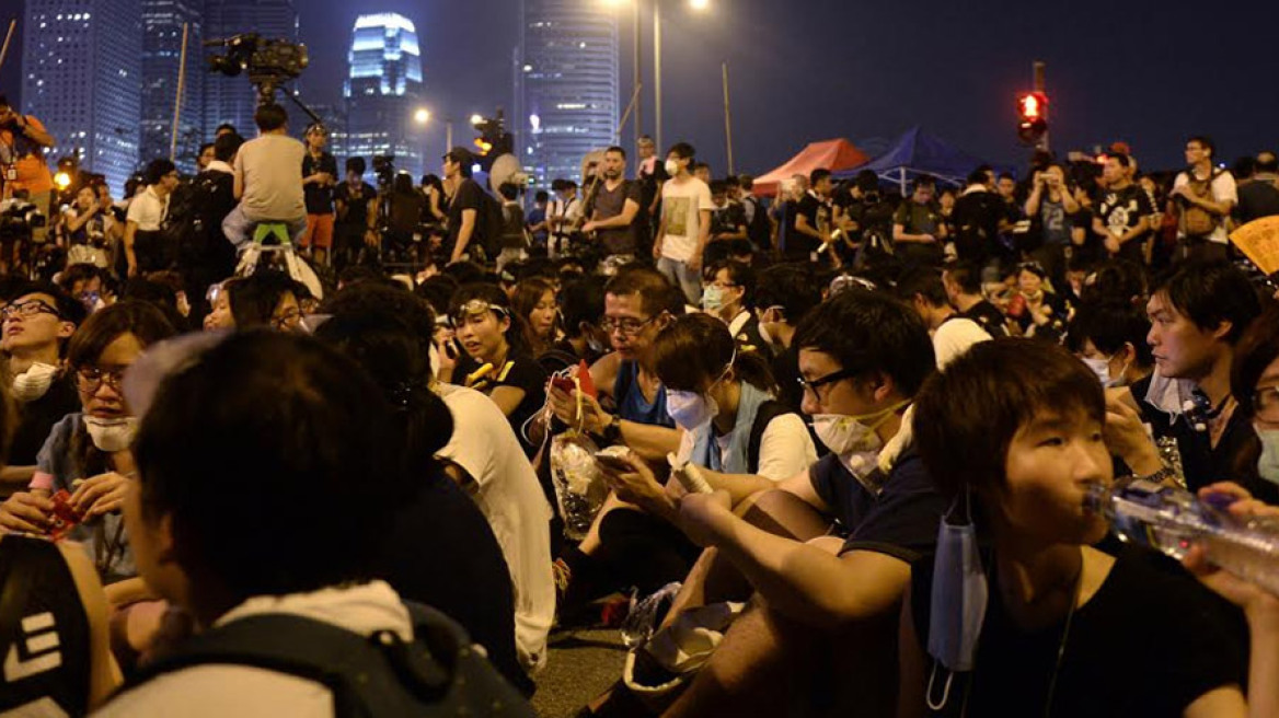 Χονγκ Κονγκ: Βήματα πίσω από τον κυβερνήτη - Ξεκινά συνομιλίες με τους διαδηλωτές