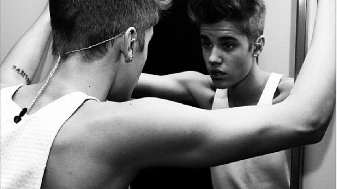 Δείτε την επίθεση του Justin Bieber σε παπαράτσι!