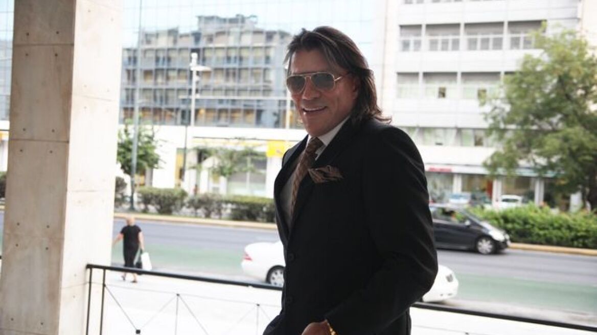 Βίντεο: Σόου με «γαλλικά» από τον Ψηνάκη στο δημοτικό συμβούλιο Μαραθώνα