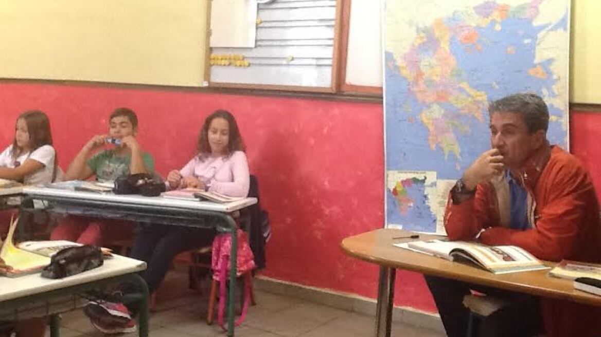 Στα θρανία με τους μαθητές ο Ανδρέας Λοβέρδος