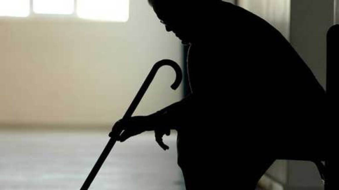 Βόλος: 85χρονη ξεγέλασε τον ληστή που της έβαλε το μαχαίρι στο λαιμό 