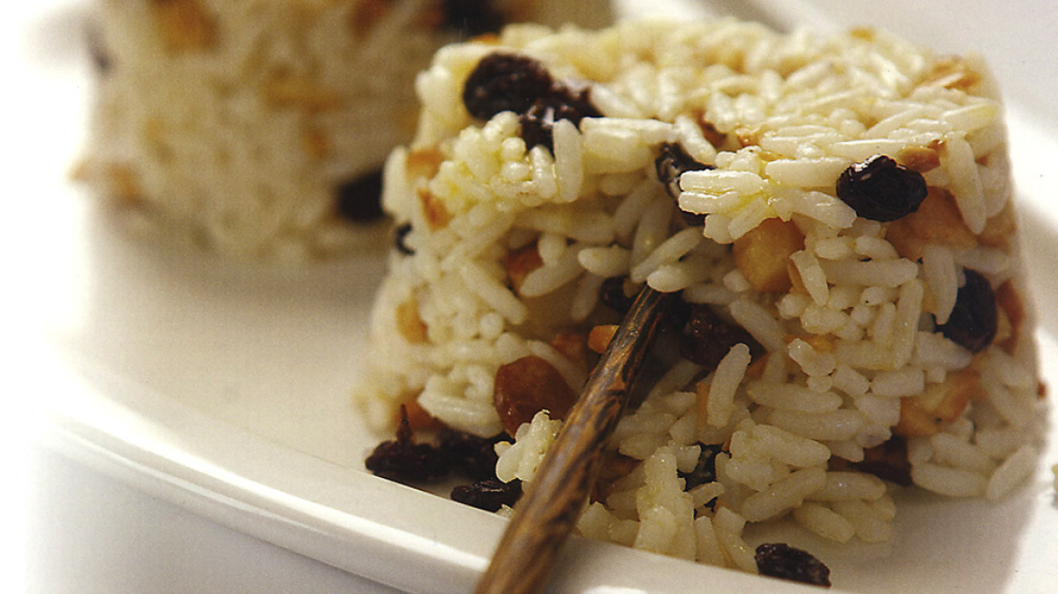 Πιλάφι με σταφίδες και αμύγδαλα