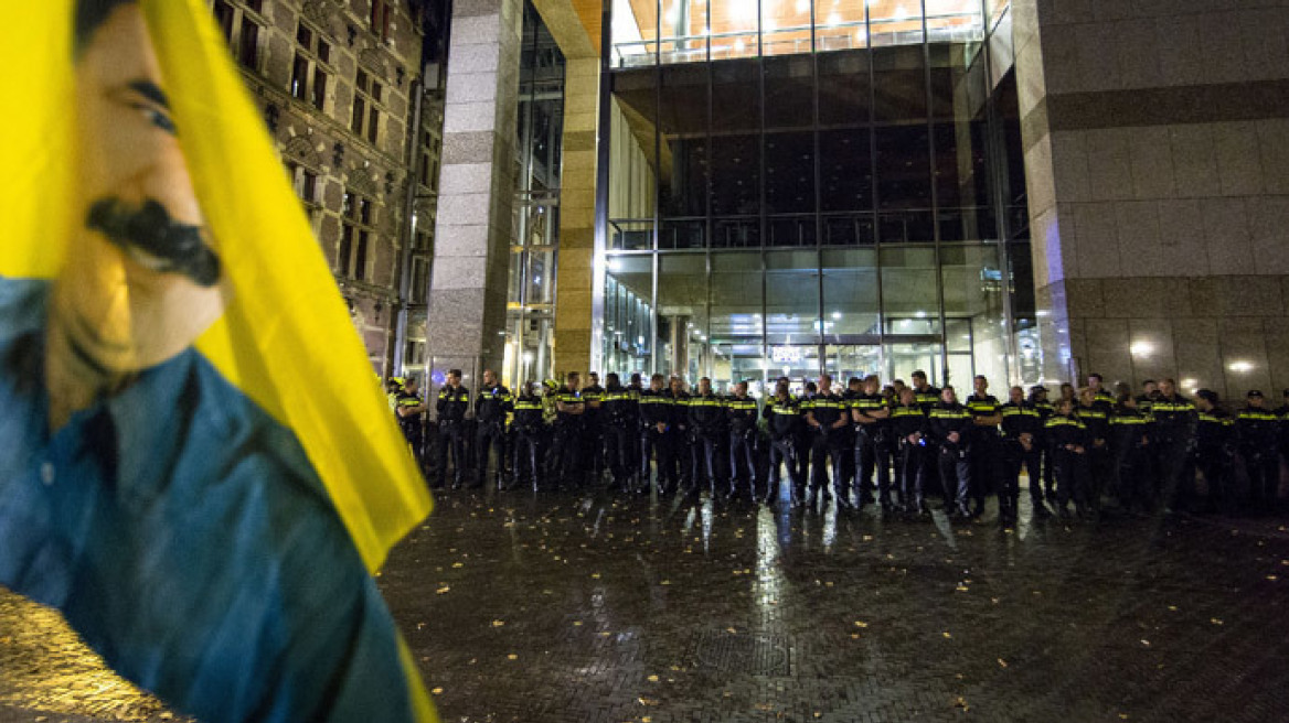 «Ντου» Κούρδων διαδηλωτών στο ολλανδικό Κοινοβούλιο