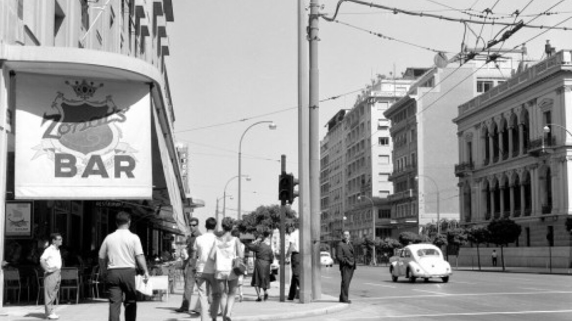 Τα ιστορικά καφενεία της Αθήνας εμπνέουν νέους καλλιτέχνες 