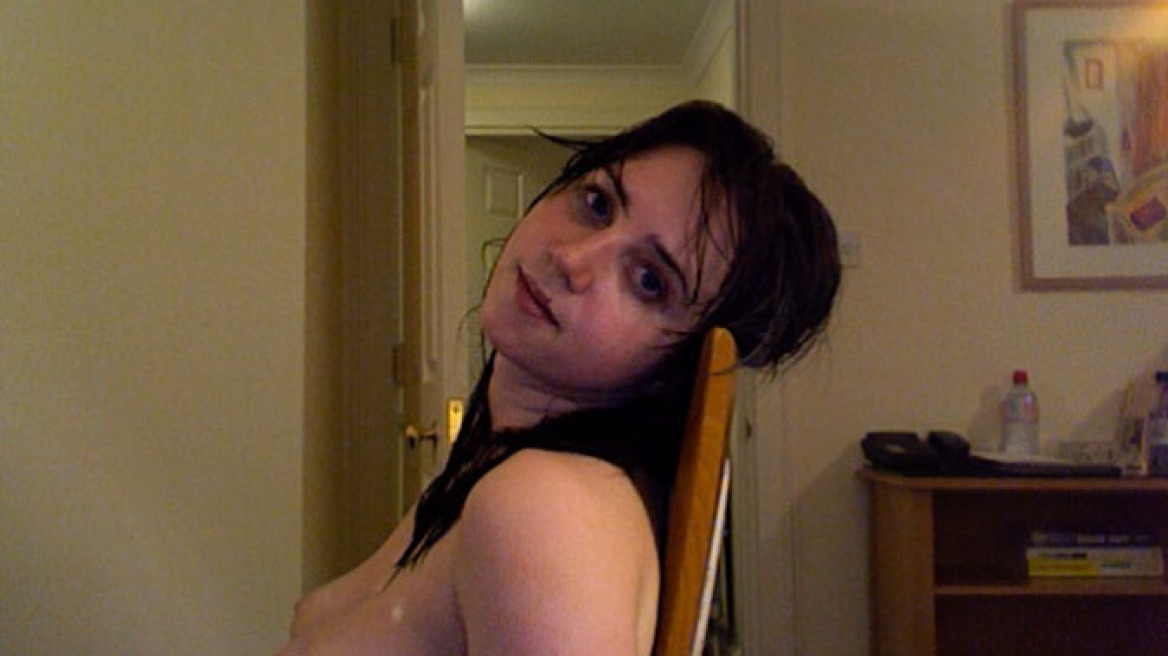 Δείτε γυμνή την εγγονή του Καζάν και κοπέλα του Χάρρυ Πότερ