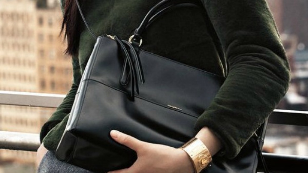 Προβλήματα στον ώμο: Μήπως φταίει η τσάντα σας;