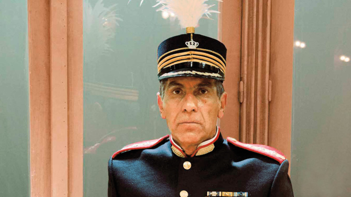 Ο Γιάννης Μπέζος... φοράει τις παντόφλες του ήρωα Δεκαβάλλα!