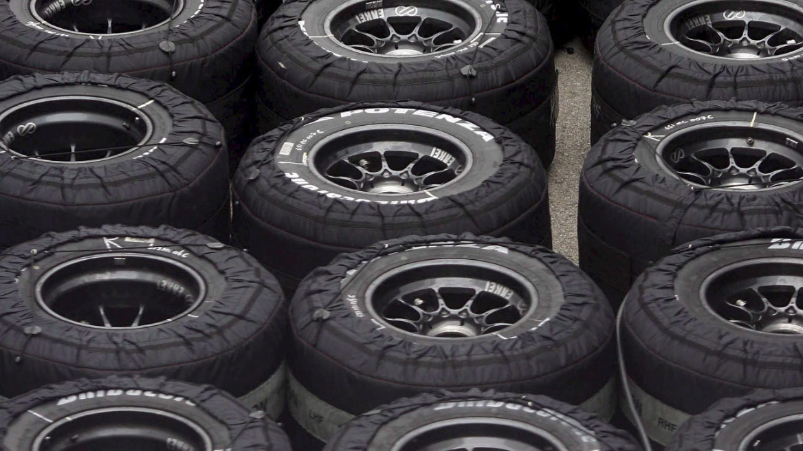 Επαθε αμόκ και έσκισε τα ελαστικά δέκα αυτοκινήτων!