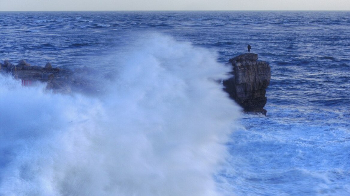 Φωτογραφίες: Άντρας τα βάζει με τα στοιχεία της φύσης