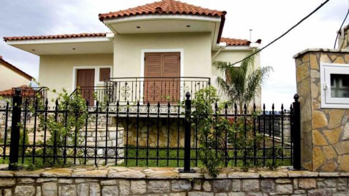 Στο σφυρί όσο-όσο βγάζουν όλο και περισσότεροι τα ακίνητά τους