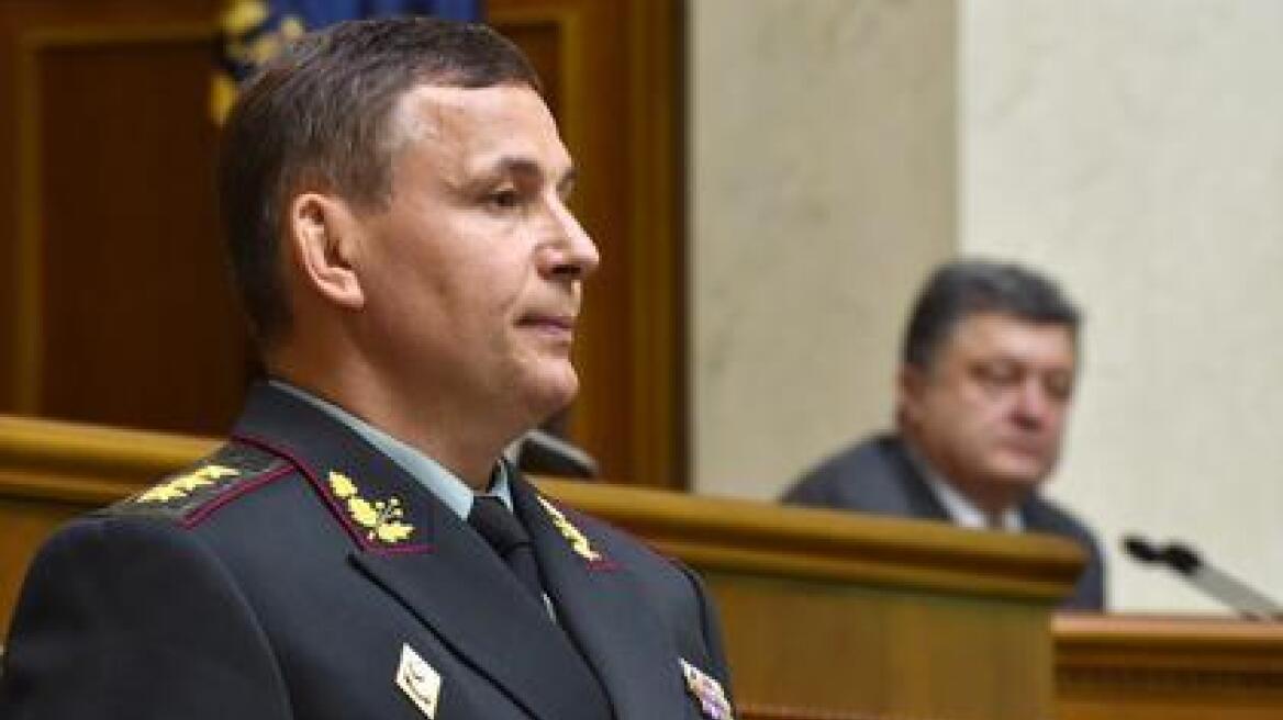 Ουκρανία: Την πόρτα εξόδου στον υπουργό Αμύνης έδειξε ο Ποροσένκο