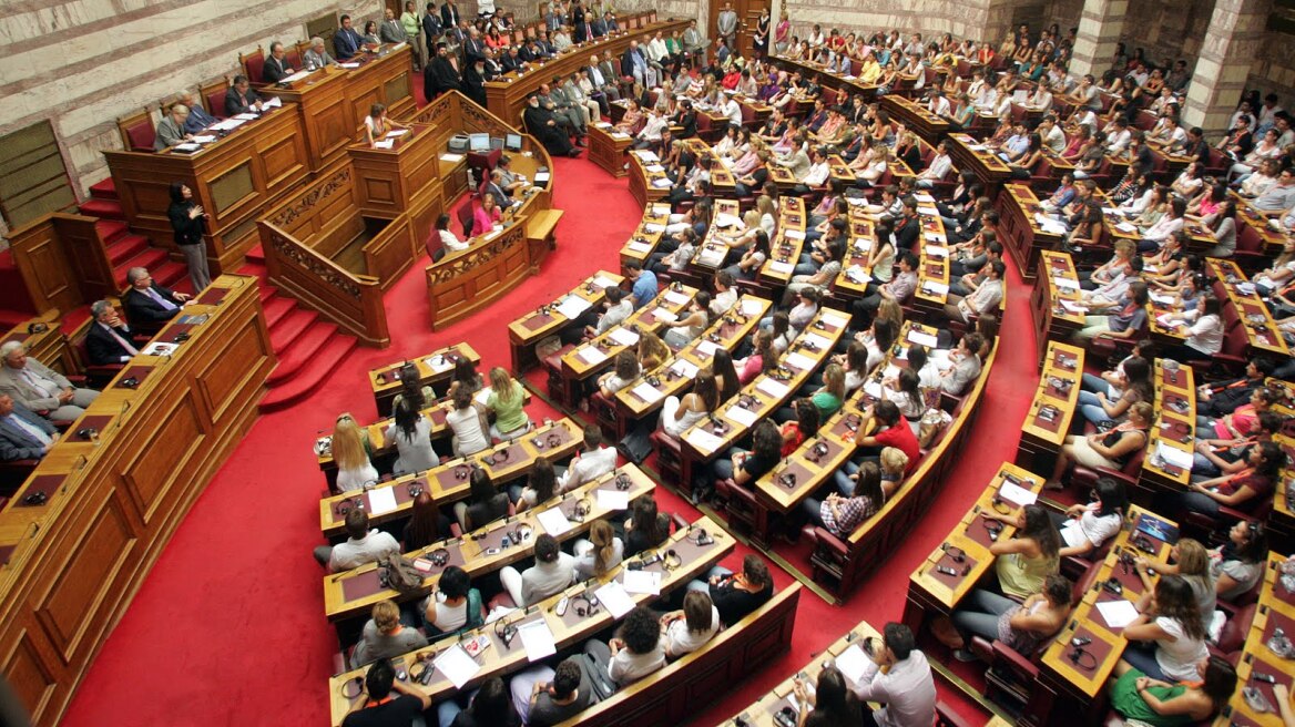Ξεπερνά το 60% η συνολική μείωση στις βουλευτικές συντάξεις