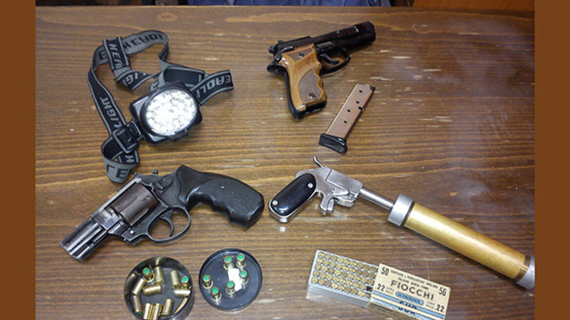 Οπλα και αυτοσχέδιοι σιγαστήρες στα χέρια αλλοδαπού