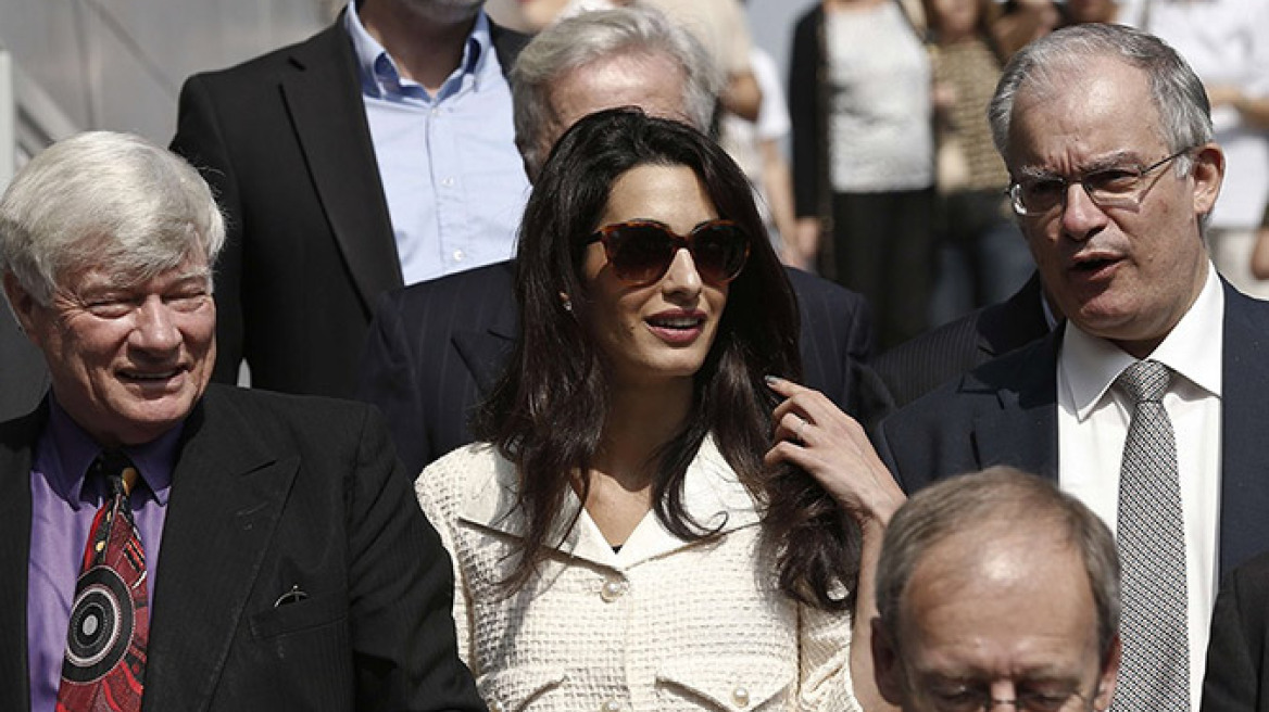 Paris Match: Η Αμάλ «φώτισε» το Μουσείο της Ακρόπολης