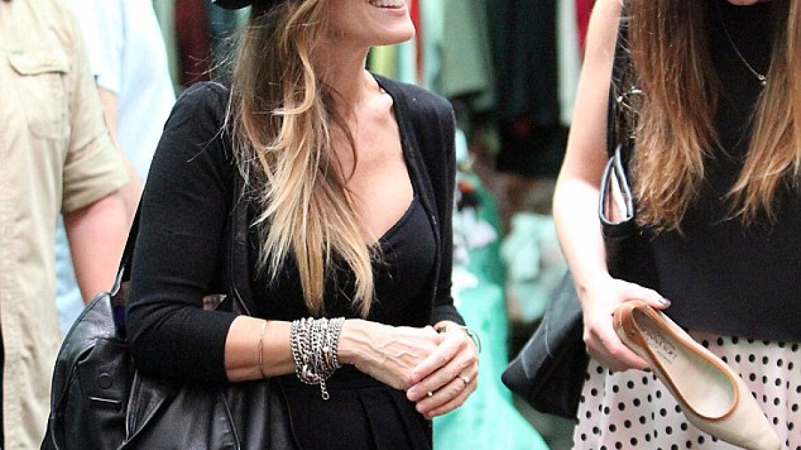 Sarah Jessica Parker: Δείτε τη να ψωνίζει μεταχειρισμένα σε υπαίθρια αγορά