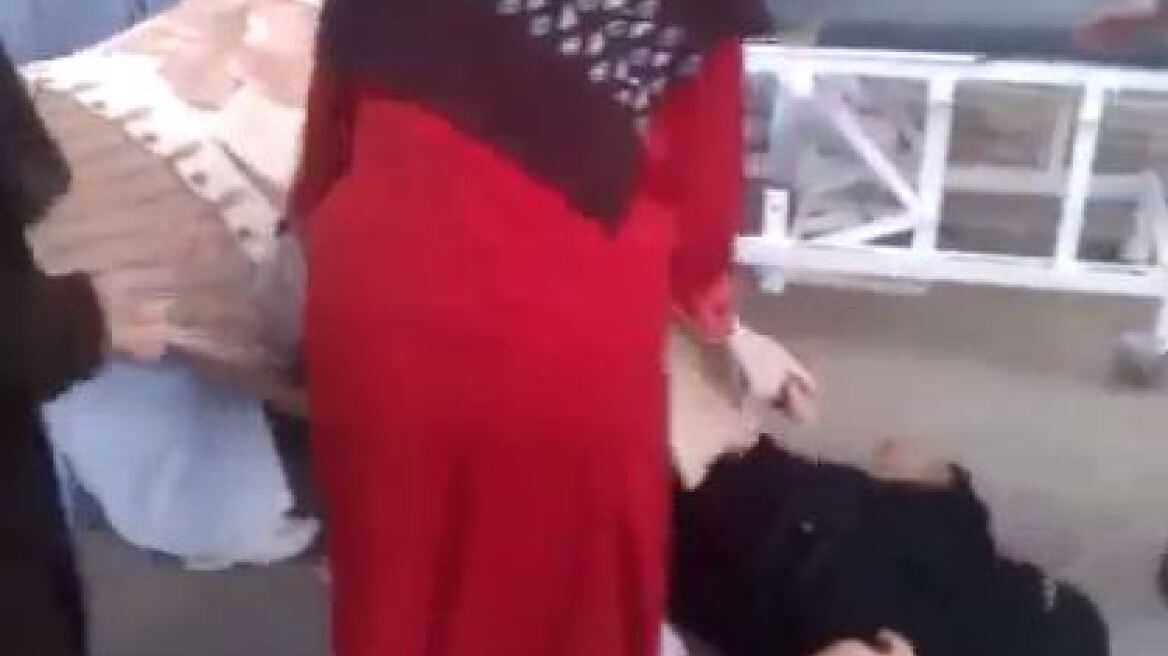 Αίγυπτος: Έγκυος γεννησε στο πεζοδρόμιο όταν την έδιωξαν από νοσοκομείο (βίντεο)