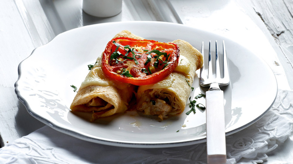 Κρέπες με κοτόπουλο, πιπεριά Φλωρίνης και κεφαλογραβιέρα