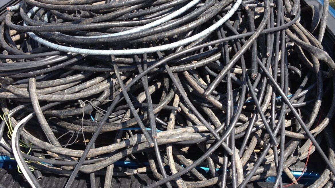 Φώτιζαν δωρεάν τα σπίτια τους με καλώδιο 130 μέτρων!