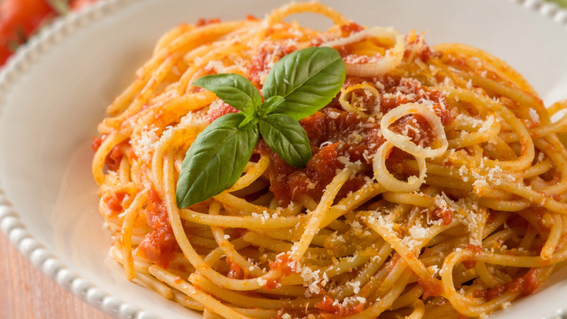 Σπαγγέτι με εύκολη σάλτσα ντομάτας